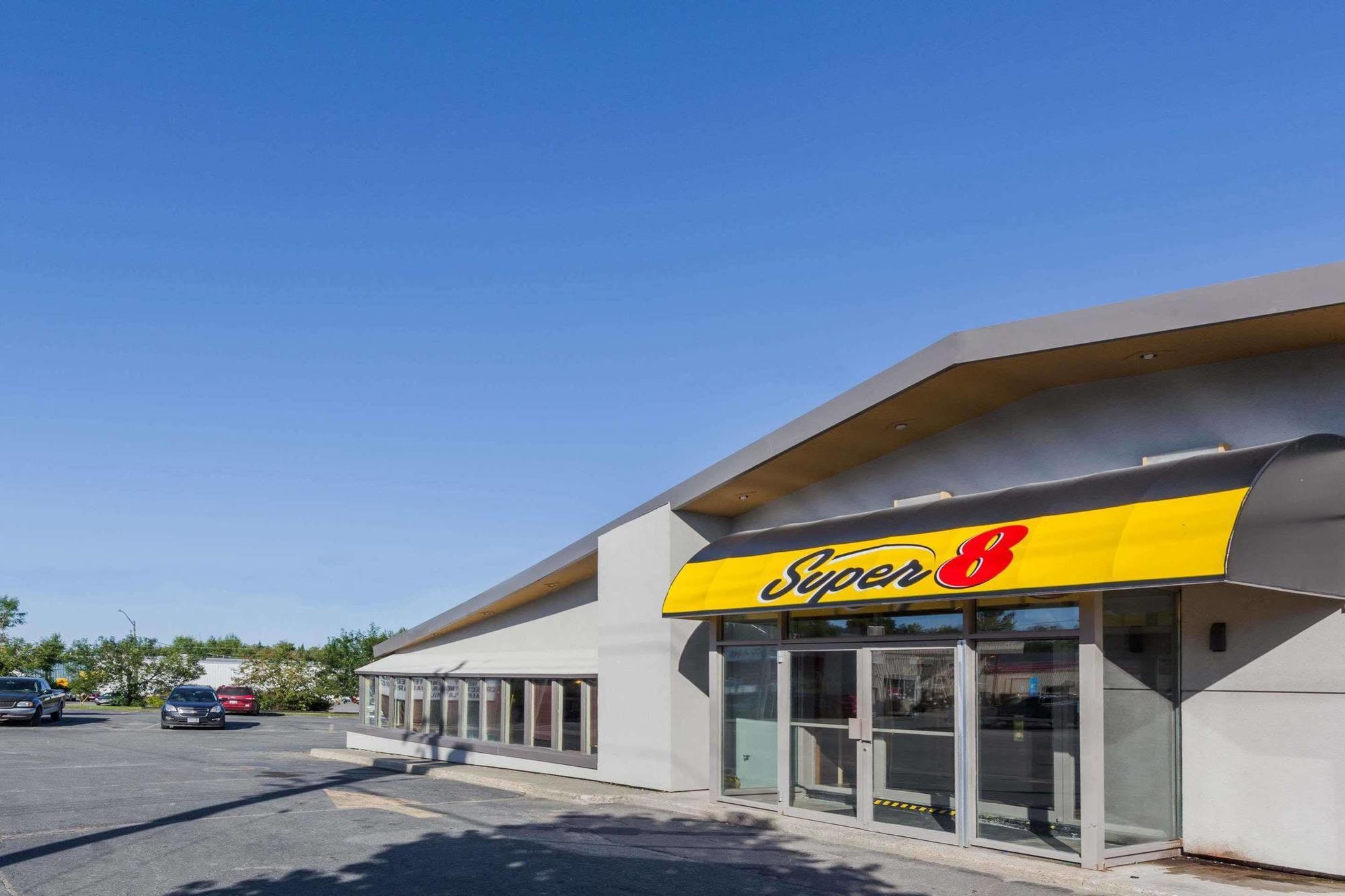 Super 8 By Wyndham Kirkland Lake Dış mekan fotoğraf